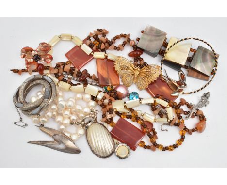 A SMALL BAG OF ASSORTED JEWELLERY, to include a silver abstract brooch, hallmarked Birmingham, fitted with a brooch pin and s