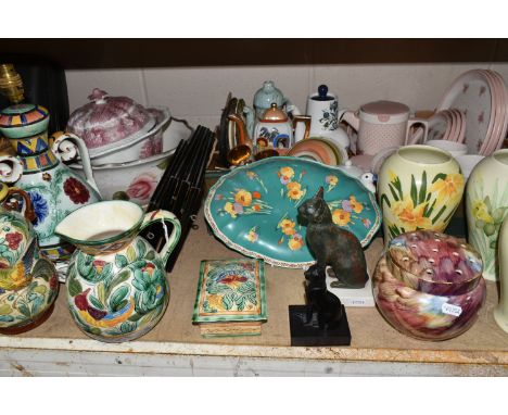 A BOX AND LOOSE CERAMICS AND SUNDRY ITEMS, to include an Italian table lamp, a Beswick jug and trinket box, all incised with 