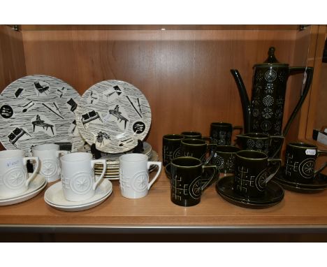 A COLLECTION OF PORTMEIRION TOTEM AND RIDGWAY HOMEMAKER VINTAGE TABLEWARE, comprising a sixteen piece dark green Portmeirion 