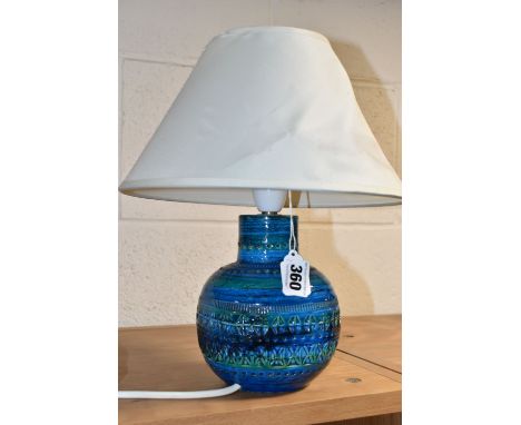 A  SMALL VINTAGE ITALIAN BITOSSI CERAMIC TABLE LAMP,  Rimini blue design, height of body 15.5cm (1) (Condition report: shade 