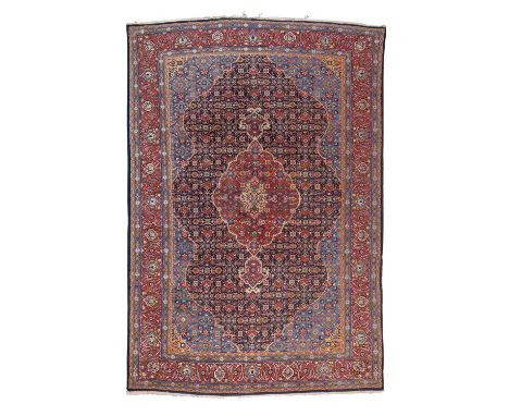 Orientteppich. MARAND/IRAN, 20. Jh., 304x204 cm. Zentralmedaillon mit Anhängseln auf dunkelblauem Spiegel. Hellblaue Ecknisch