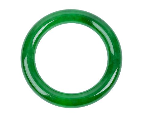 Feiner Armreif aus leuchtend grüner Jade. CHINA, wohl 20. Jh. D: 8,5 cm.| A fine bangle of bright green jade. CHINA, probably