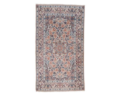 Orientteppich. PERSIEN, 20. Jh., ca. 179x104 cm. Hellbeigefarbener Medaillonteppich mit zentraler Rosette und entsprechenden 