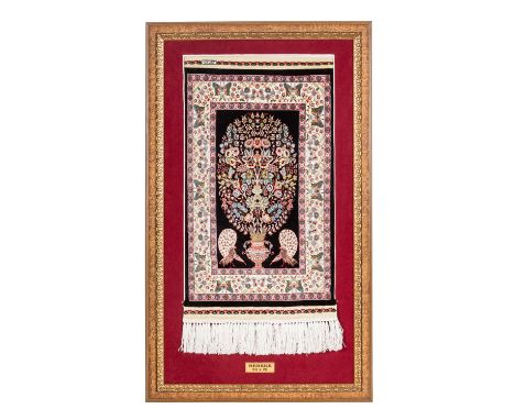 Feiner Bildteppich aus Seide. HEREKE/TÜRKEI, 20. Jh., 52x32 cm. Ein ausladendes Vasenmotiv und zwei Pfauen zieren den dunkelb