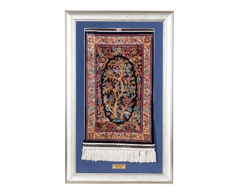 Feiner Bildteppich aus Seide. HEREKE/TÜRKEI, 20. Jh., 55x34 cm. Der dunkelblaue Fond des Innenfeldes ist im ovalen Ausschnitt