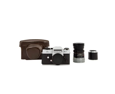 KAMERA LEICA SL2 MIT OBJEKTIV, Germany, mitte 70er Jahre, Art. Nr. 1440556, Objektiv ELMARIT-R 1:2.8/90 Leitz Wezlar. Alters-