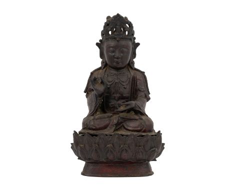 Bronze des Guanyin. CHINA. Qing-Dynastie (1644-1912). Im Meditationssitz, die rechte Hand erhoben, er trägt ein an den Säumen