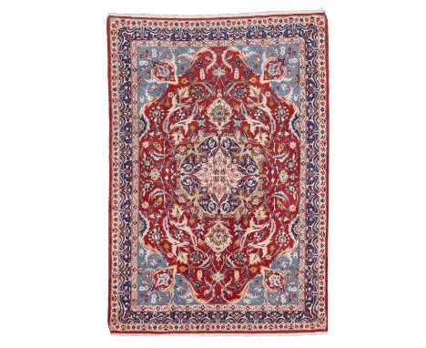 Orientteppich. PERSIEN, 20. Jh., 153x107 cm. Medaillonteppich mit rotem Spiegel, der mit Vögeln und Floralem durchgemustert i