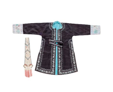 Frauenmantel. CHINA, 1920er Jahre. Mittig geknöpft und mit  Bindegürtel. Schwarzer, auberginefarben schimmernder Satin, farbi