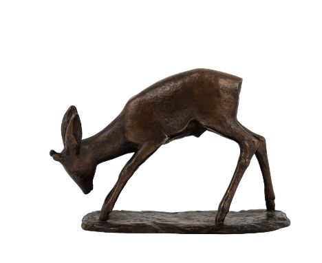 NUSS, FRITZ (1907-1999), "Rehbock", 1934, Bronze brüniert, die frühe Arbeit des Künstlers zeigt einen sehr jungen Rehbock mit