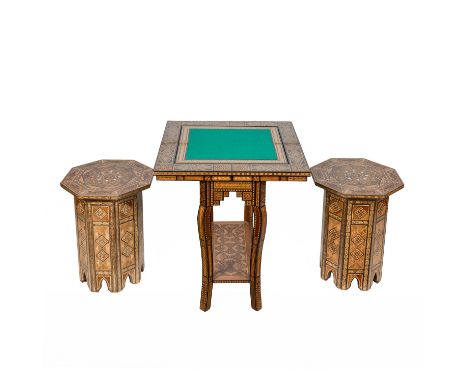 ORIENTALISCHER KONSOLTISCH / SPIELTISCH MIT 2 HOCKERN, Damaskus (Syrien), 80er/90er Jahre, geometrische äußerst kleinteilige 