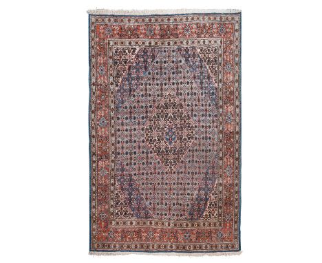 Orientteppich. MOUD/IRAN, 20. Jh., 315x212 cm. Spiegelteppich mit wollweisser, getreppter Raute auf hellblauem Fond. Das gesa