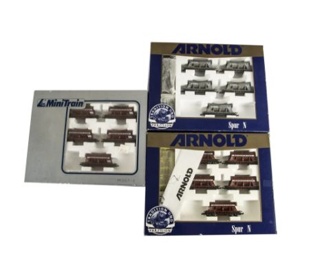 Arnold and Lima N Gauge  Rolling Stock Train Packs, Arnold 0322 comprising five Weiacher Kies red Hopper wagons and 0347 comp