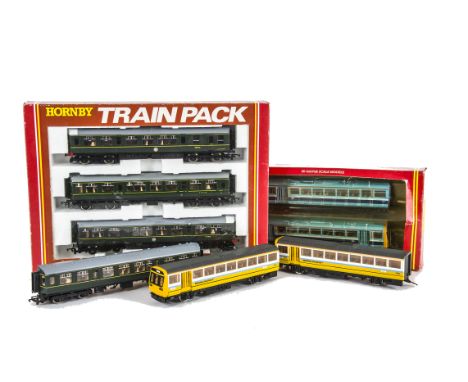 Hornby 00 Gauge Diesel Multiple Units and Pacer Railbus boxed and unboxed, R369 BR green Class 110 3-Car DMU, in original Tra