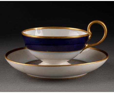 Manufacture de Sèvres - XIXe siècle TASSE et une SOUS-TASSE Le décor d'un registre bleu nuit, l'anse en forme de feuillage st