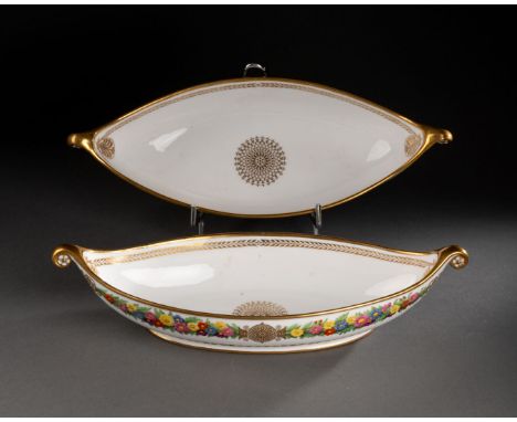 Manufacture de Sèvres - Epoque Louis-Philippe (1830-1850)Deux NAVETTES à décor de guirlandes de fleurs et palmettes Porcelain