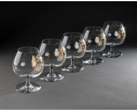 BACCARAT Cinq VERRES à COGNAC, modèle Napoléon Le décor au chiffre de l'empereur Cristal incolore, partiellement doré H. 11,5