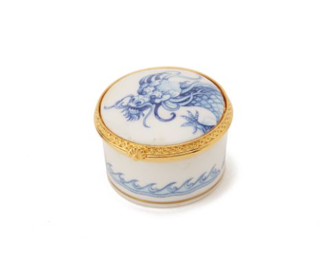 A ROYAL WORCESTER BLUE AND WHITE PILL BOX
Decorated with a dragon and with gilt metal mounts, with original box
3.5cm high x 