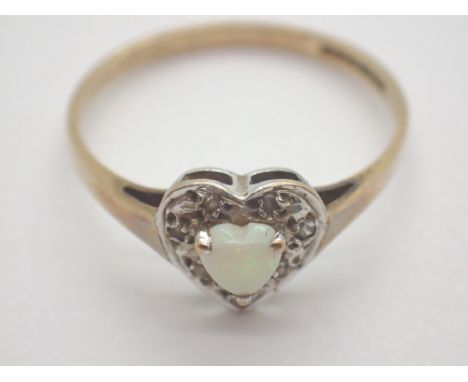 9ct yellow gold heart opal set ring size P 1.5g