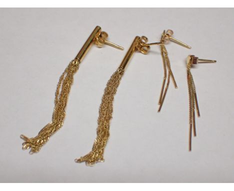 Two pairs of 9ct gold chain drop earrings 2.6g