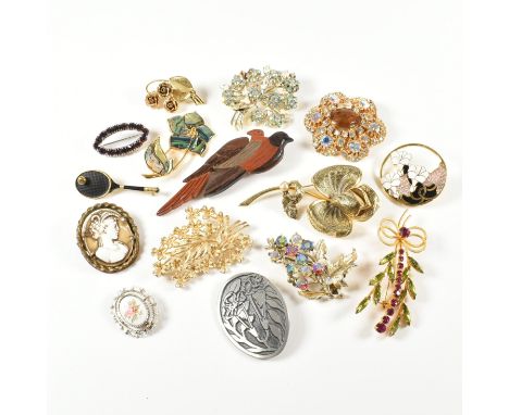 A collection of vintage costume jewellery brooch pins. The brooches to include rhinestone set, gold tone, silver tone, wooden