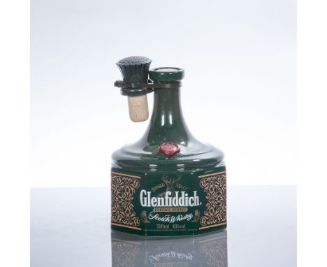 GLENFIDDICH HERITAGE RESERVE - MARY QUEEN OF SCOTS
Single Speyside Scotch Whisky in octagonal ceramic crock. 700ml, 43% volum