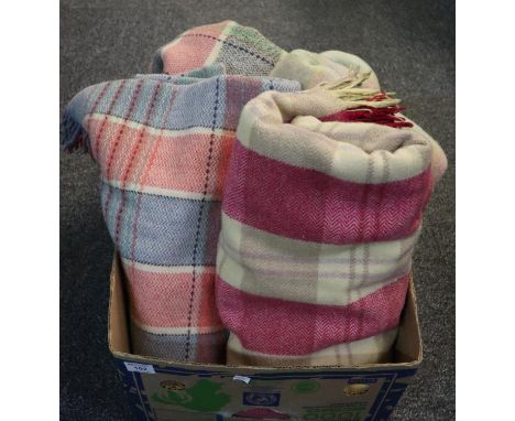 Four vintage check pattern woollen blankets. (4) (B.P. 21% + VAT) Good condition