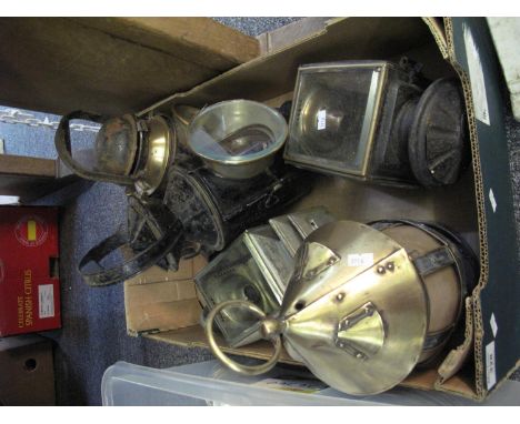 A box containing assorted vintage metal, glass and brass carriage and similar hand lanterns. (B.P. 21% + VAT) 