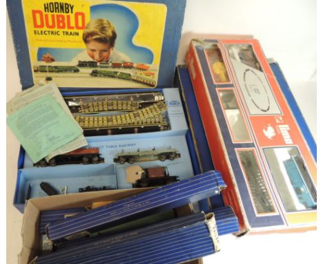 HORNBY DUBLO - incomplete electric goods set containing goods wagons and track but no loco together with other boxed and loos