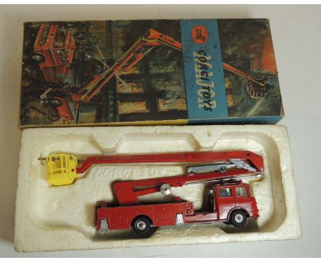 CORGI - 1127 Simon Snorkel Fire Engine in original box ++vehicle with some wear, box discoloured 