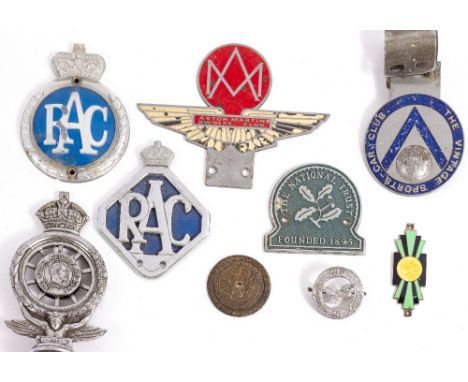 A SMALL COLLECTION OF AUTOMOBILE BADGES to include a cast Royal Automobile Club badge with coronet, spoked wheel and mercury 