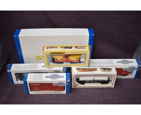 A Bachmann HO scale, 11301 SP 4-8-4 Daylight Loco &amp; Tender, in original box with inner packaging along with five Bachmann