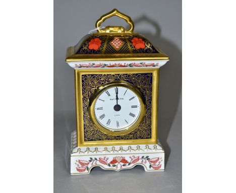 A ROYAL CROWN DERBY OLD IMARI 1128 SOLID GOLD BAND MANTEL CLOCK, with quartz movement, having red printed backstamp and dated