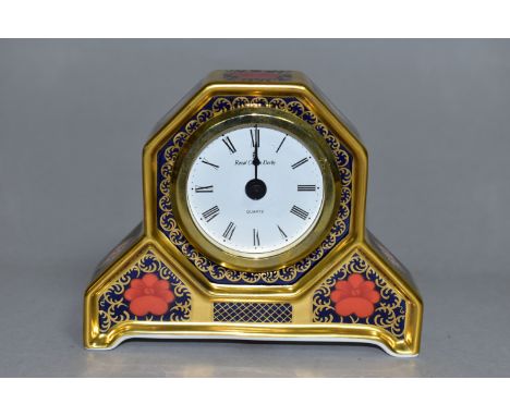 A ROYAL CROWN DERBY OLD IMARI 1128 SOLID GOLD DESK CLOCK, the quartz movement contained in an octagonal case, supported on a 