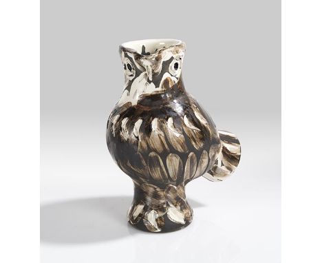 Pablo Picasso     1881 Malaga - 1973 Mougins Chouette (Wood-Owl). 1969. Keramik. Weißer Scherben, farbige Engobemalerei, mit 