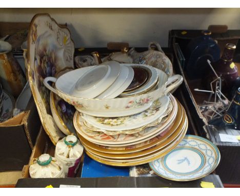 A TRAY OF ASSORTED CERAMICS TO INCLUDE MINTON, ROYAL WORCESTER, BERRY PATTERN SERVING PLATES ETC. 