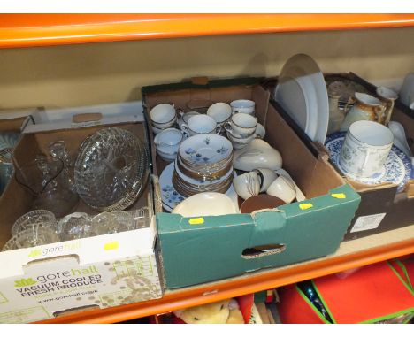 TWO TRAYS OF ASSORTED CERAMICS TO INCLUDE CARLTONWARE, COALPORT, COLLECTORS PLATES ETC. TOGETHER WITH A TRAY OF GLASSWARE (3)