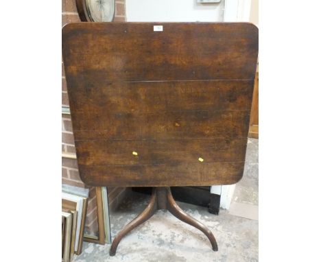AN ANTIQUE MAHOGANY TILT-TOP TABLE WITH TRIPOD LEGS W- 85 CM
