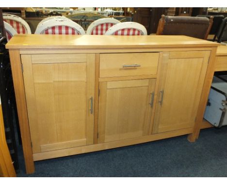 A MODERN LIGHT OAK SIDEBOARD WITH SINGLE DRAW AND THREE CUPBOARDS W- 140 CM X D- 45 CM X H 86 CM
