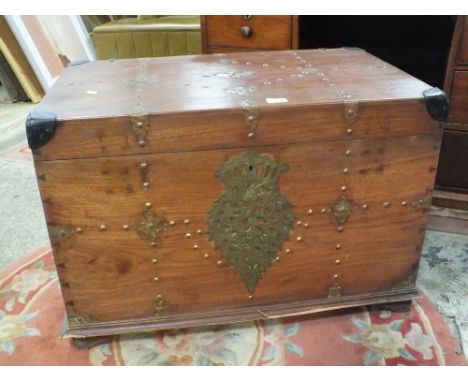 A VINTAGE MAHOGANY TRUNK WITH BRASS STUDDED DETAIL W-80 CM X D-50 CM