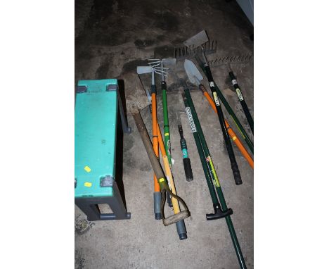 A SMALL SELECTION OF GARDENING TOOLS
