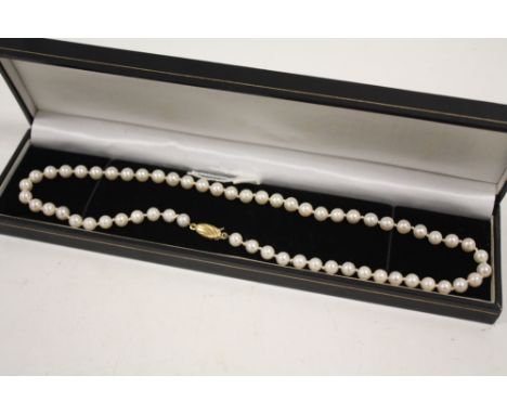 A VINTAGE SINGLE STRAND PEARL NECKLACE ON 9CT GOLD CLASP
