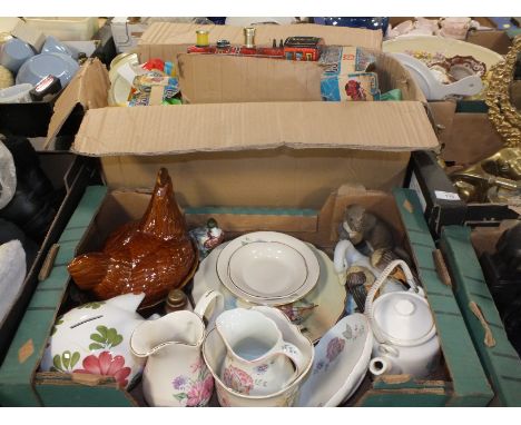 A BOX OF VINTAGE AND MODERN TOYS TO INCLUDE A TIN PLATE CONTINENTAL RED LOCOMOTIVE, TOGETHER WITH A TRAY OF CERAMICS (2) 