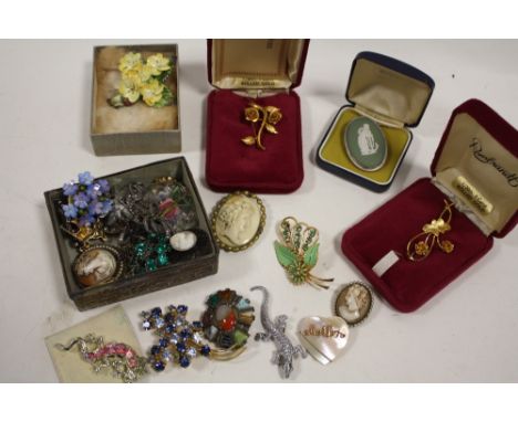 A QUANTITY OF VINTAGE AND MODERN BROOCHES