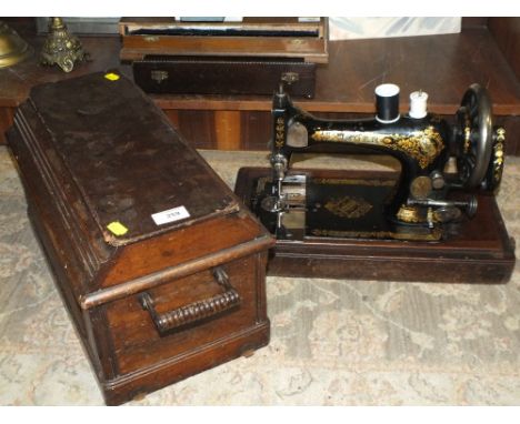AN OAK CASED VINTAGE SINGER SEWING MACHINE