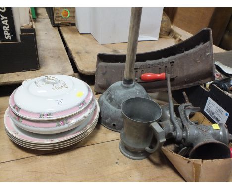 A COLLECTION OF METALWARE TO INCLUDE MINCERS TOGETHER WITH A CERAMIC TUREEN AND MATCHING PLATES