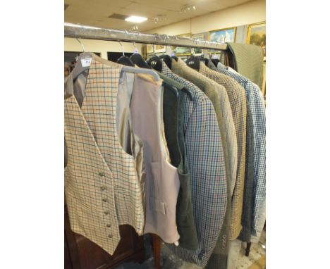 A QUANTITY OF GENTS VINTAGE TWEED AND 'COUNTRY' STYLE CLOTHING TO INC VARIOUS STYLE JACKETS (13) 