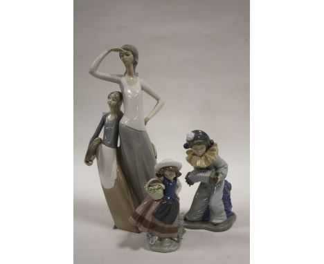 A LARGE NAO FIGURE GROUP OF A MOTHER AND DAUGHTER TOGETHER WITH TWO SMALLER LLADRO FIGURES (3)