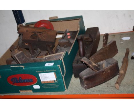 A TRAY OF VINTAGE WOODWORKING TOOLS INCLUDING PLANES