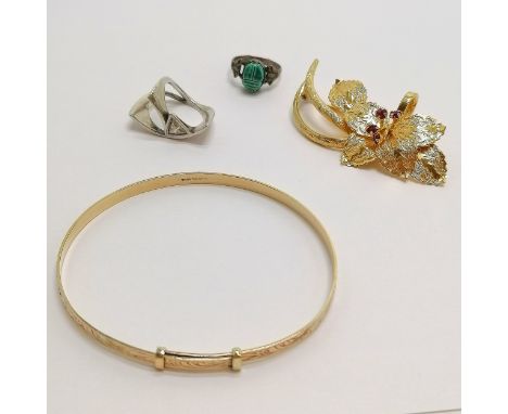 25 micron rolled gold adjustable bangle with engraved detail, 2 x unmarked silver rings etc 